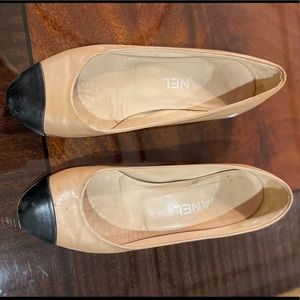 Chanel leather beige and black flat